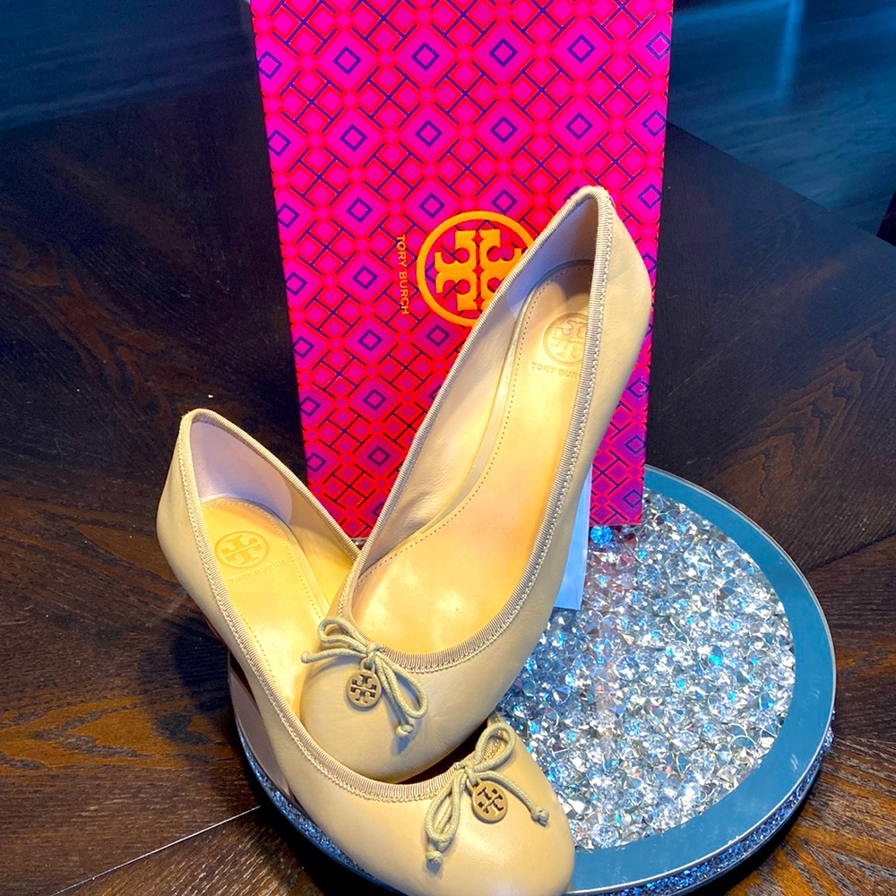 Tory Burch Wedge leather size 9 Beige color Brand new